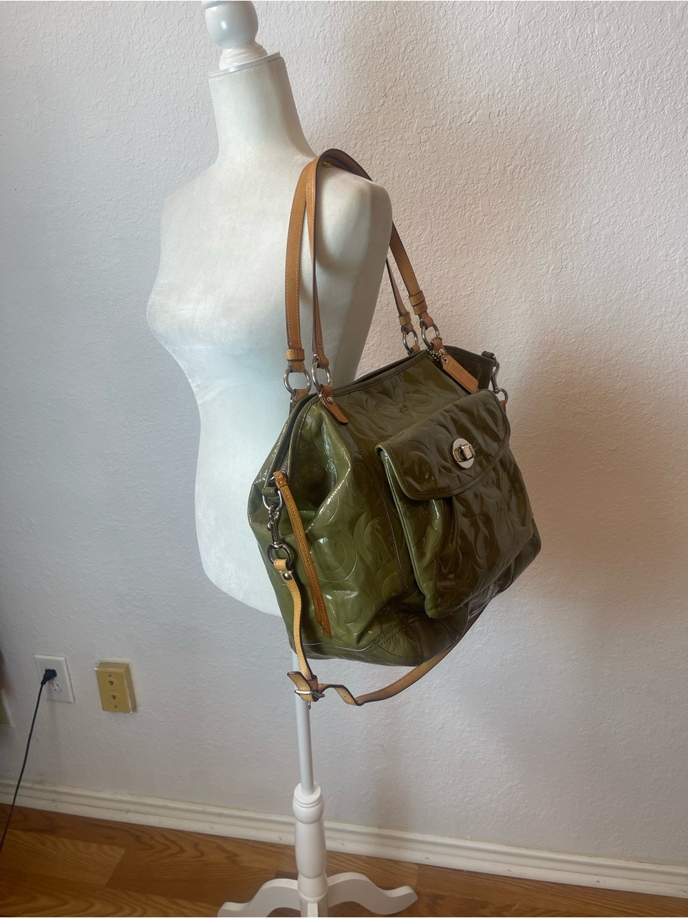 Coach 13179 patent olive green leather tote bag. - Picture 11 of 12